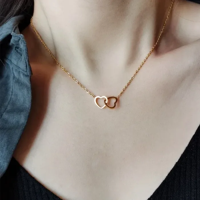 Colar Feminino com Pingente de Corações em Aço Inoxidável